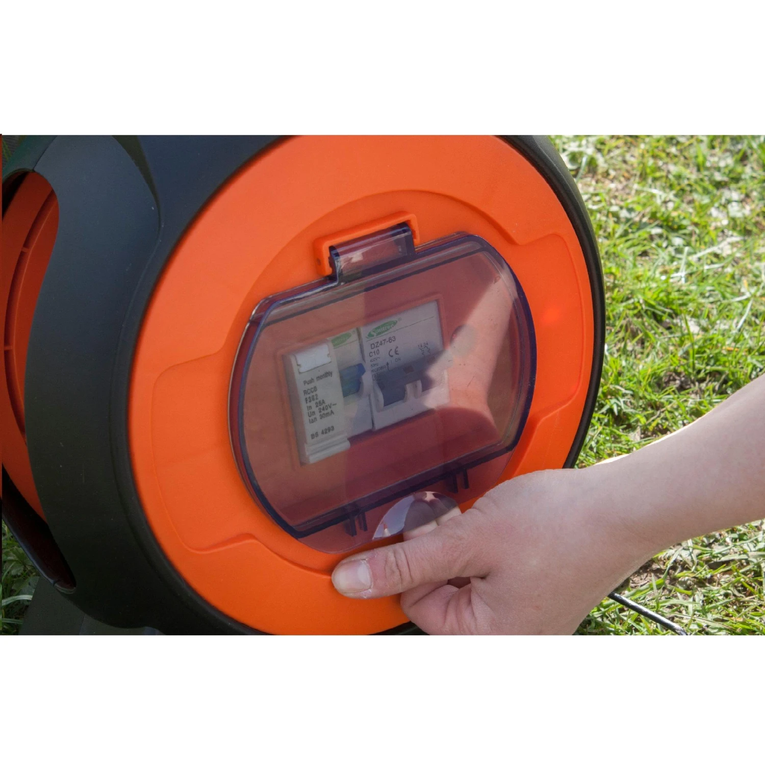 Vango Voltaic 15M Roll Away Camping Mains Lead 6 Vango Voltaic 15M Roll Away Camping Mains Lead - Image 4