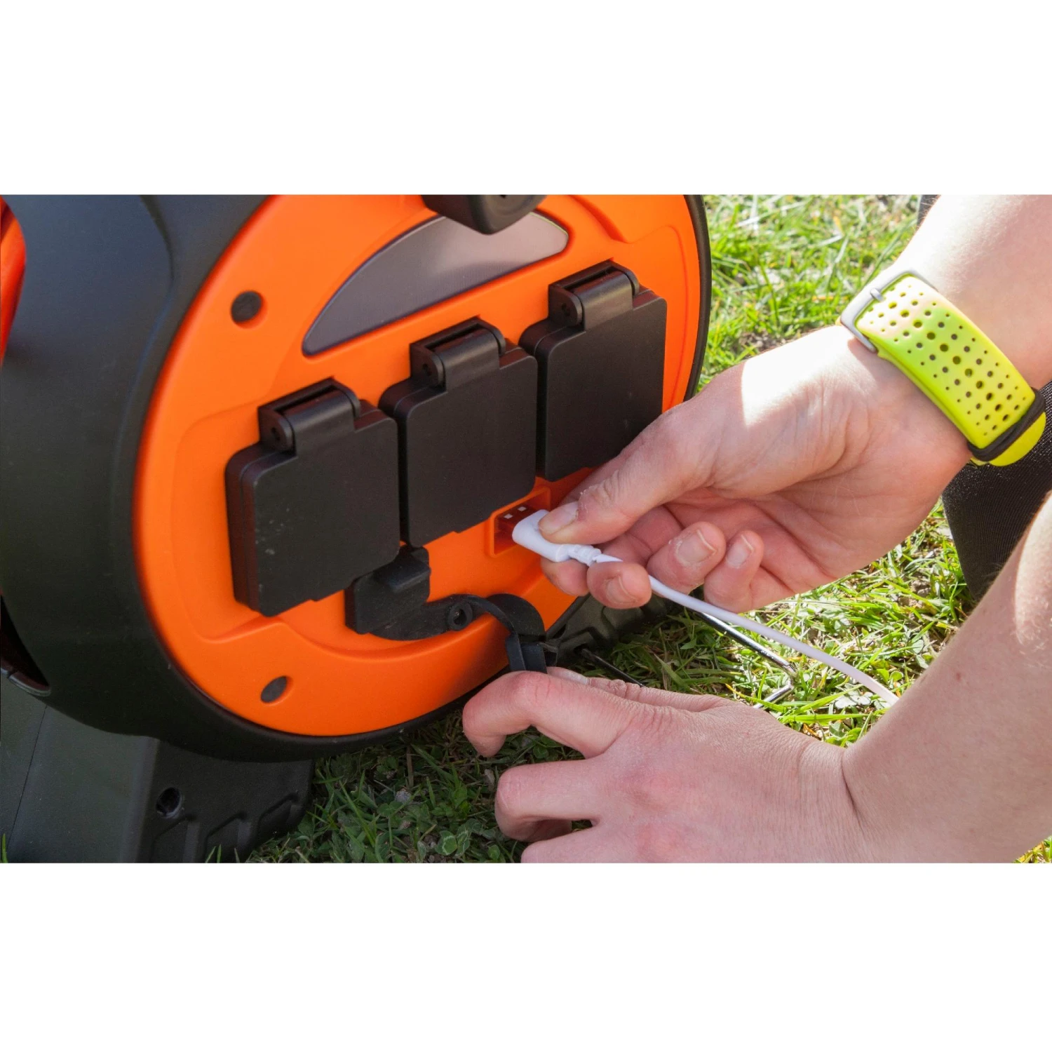 Vango Voltaic 15M Roll Away Camping Mains Lead 4 Vango Voltaic 15M Roll Away Camping Mains Lead - Image 2